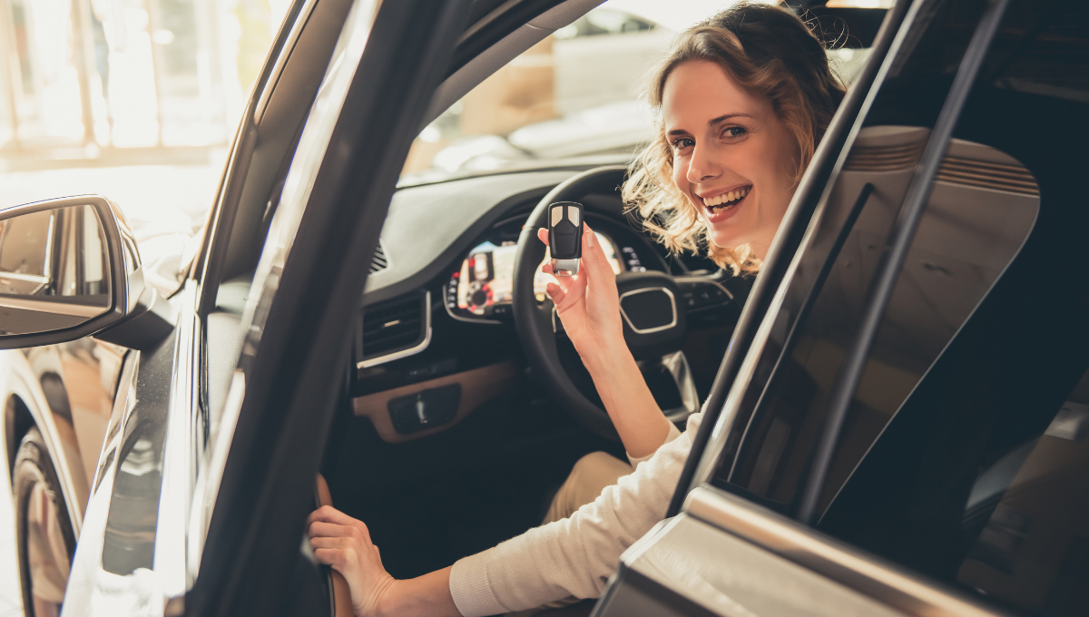 ragazza su auto neopatentati