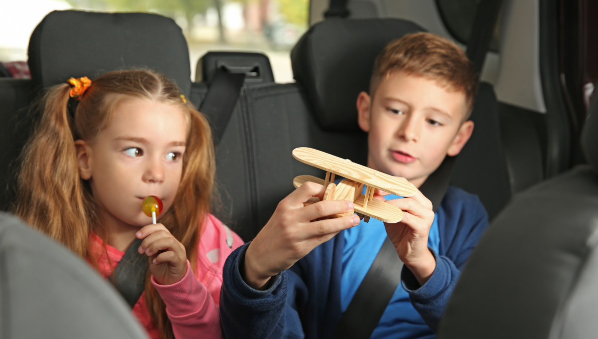 bambini giocano in auto