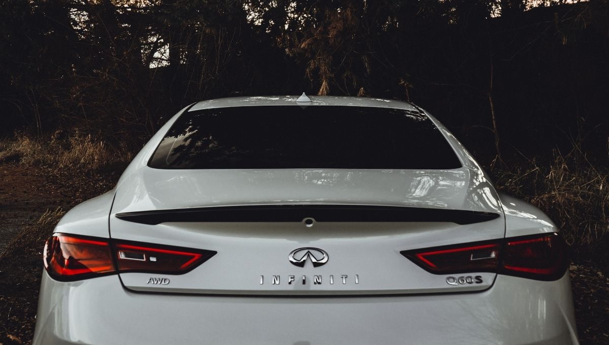 auto bianca parcheggiata auto bianca parcheggiata