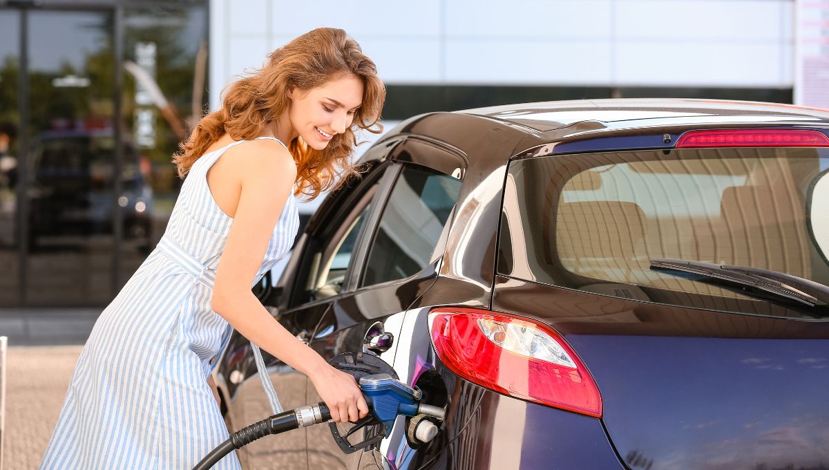 donna auto benzina donna auto benzina