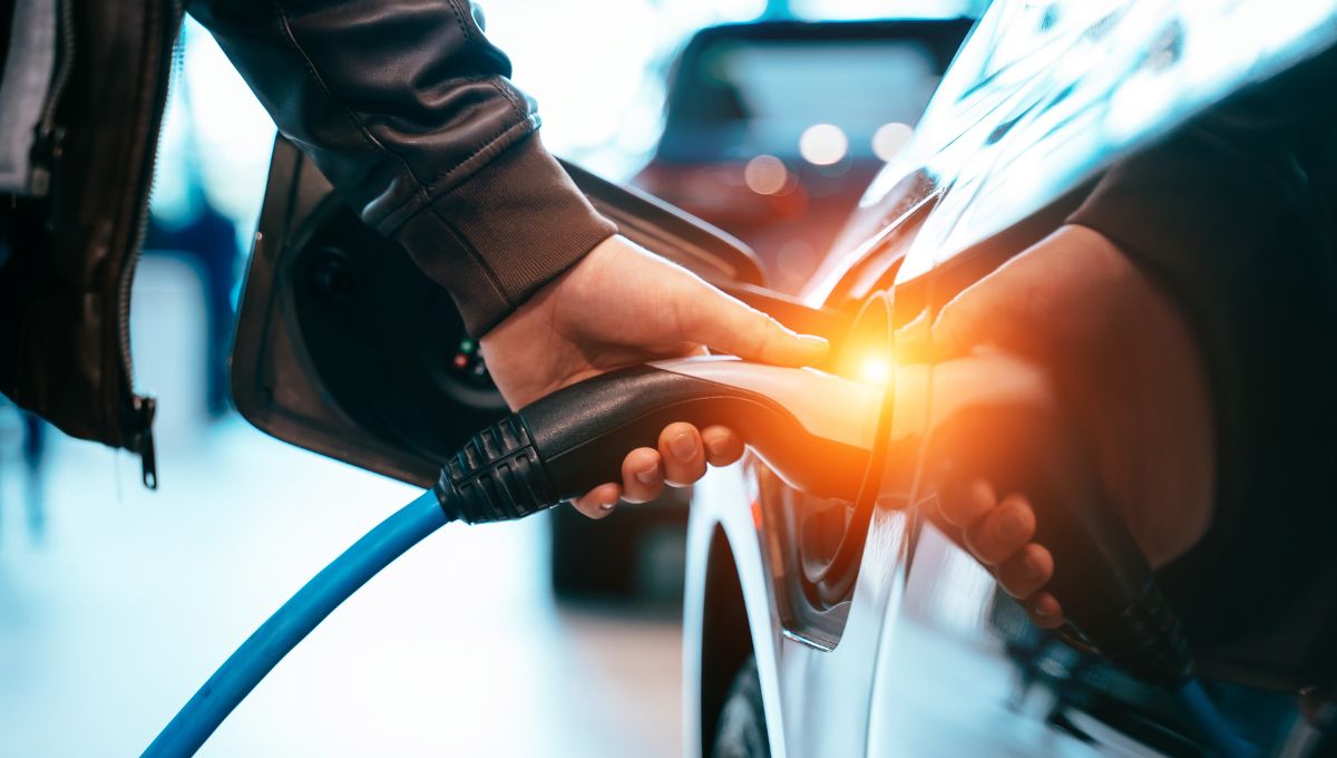 auto elettrica in ricarica