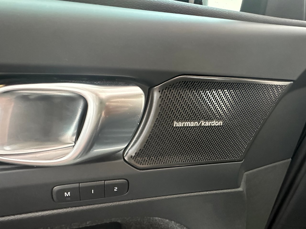 Volvo XC40 2.0 b3 Plus Dark UNIPROP.|REAR|HARMAN&KARDON|19′
