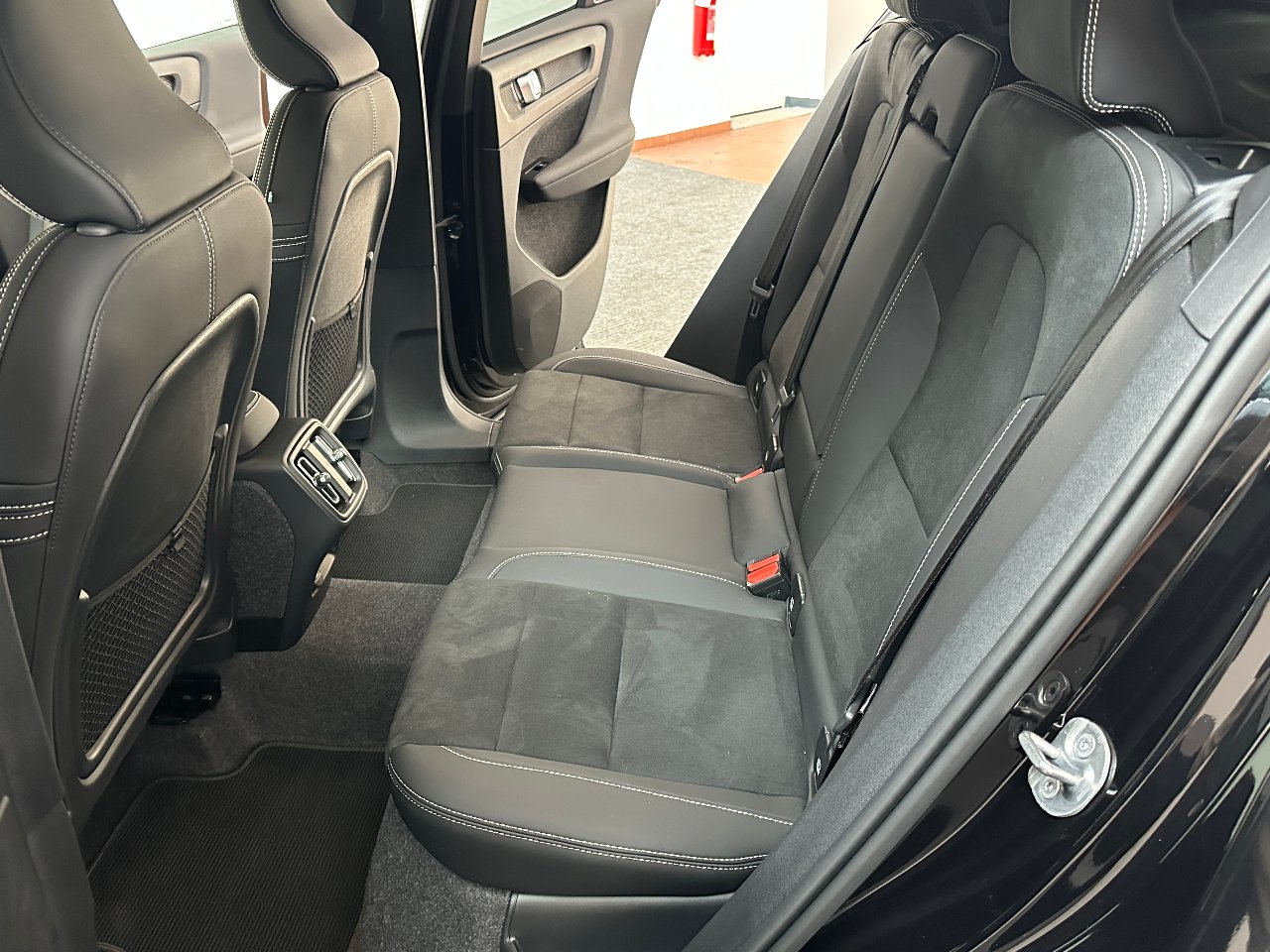 Volvo XC40 2.0 b3 Plus Dark UNIPROP.|REAR|HARMAN&KARDON|19′